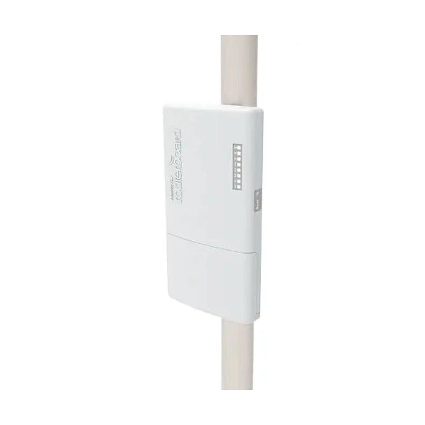 PowerBox Pro outdoor con 5 Gigabit, 4 salidas PoE, SFP y RouterOS L4. Solución robusta para distribución PoE en exteriores.