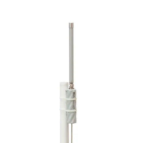 GrooveA 52HPn outdoor 2.4/5 GHz con conector N, PoE, antena omni y RouterOS L4. CPE/AP compacto para enlaces inalámbricos.