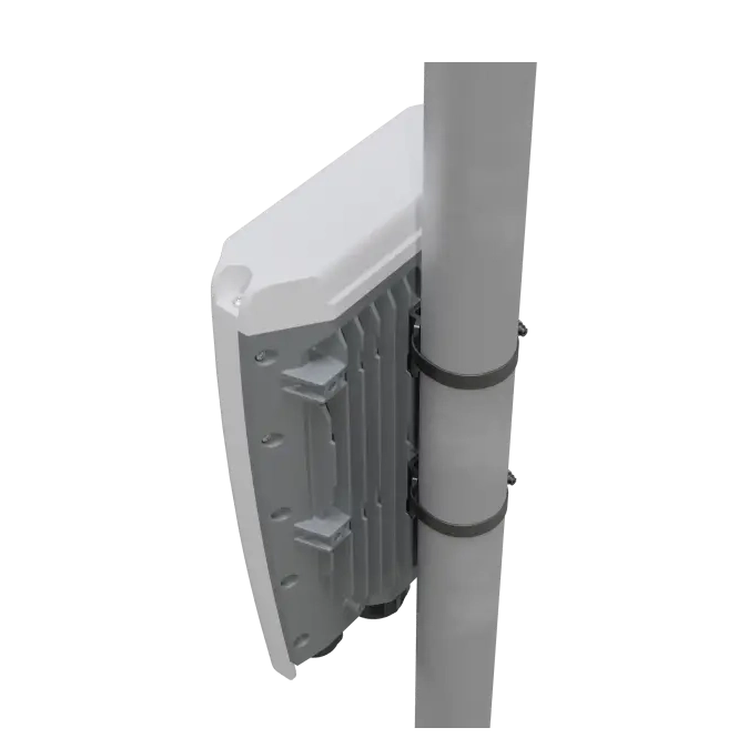 Switch 100G outdoor con 4 puertos QSFP28, RouterOS, gabinete IP66, PoE injector y PSU. Diseñado para enlaces troncales en exteriores.