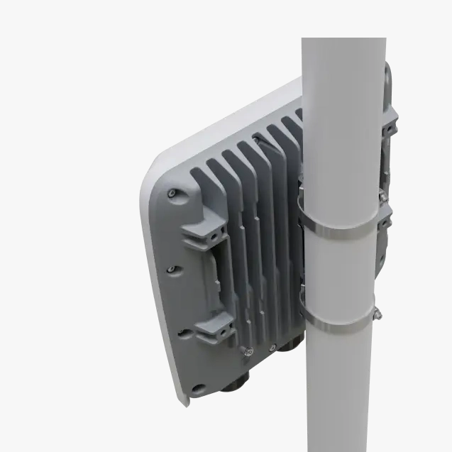 Router RB5009UPr outdoor con 7 Gigabit PoE, 1 puerto 2.5G PoE, SFP+ 10G, gabinete IP66 y RouterOS L5. Solución exterior robusta.