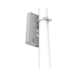 PowerBox outdoor con 5 puertos Ethernet y salida PoE en 4 puertos. RouterOS L4, carcasa exterior y fuente incluida para alimentar equipos en terreno.