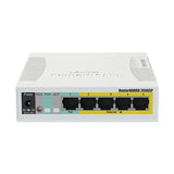 Switch Smart PoE con 5 puertos Gigabit, 4 PoE-out y 1 SFP. SwOS, gabinete plástico y PSU para redes pequeñas y cámaras IP.
