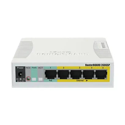Switch Smart PoE con 5 puertos Gigabit, 4 PoE-out y 1 SFP. SwOS, gabinete plástico y PSU para redes pequeñas y cámaras IP.