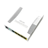 Switch Smart PoE con 5 puertos Gigabit, 4 PoE-out y 1 SFP. SwOS, gabinete plástico y PSU para redes pequeñas y cámaras IP.