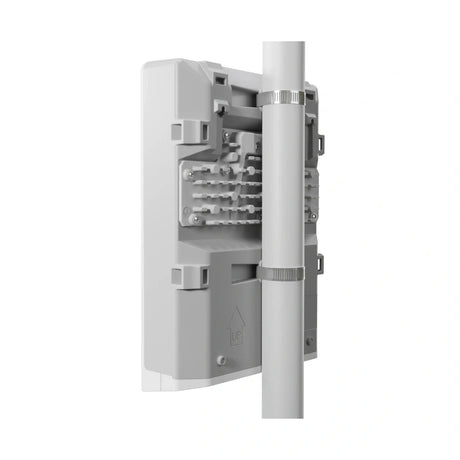 netPower 16P outdoor con 16 Gigabit PoE-out y 2 SFP+ 10G, RouterOS/SwOS. Ideal para alimentar equipos en redes exteriores.