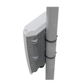 Switch 100G outdoor con 4 puertos QSFP28, RouterOS, gabinete IP66, PoE injector y PSU. Diseñado para enlaces troncales en exteriores.