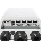 Switch 100G outdoor con 4 puertos QSFP28, RouterOS, gabinete IP66, PoE injector y PSU. Diseñado para enlaces troncales en exteriores.