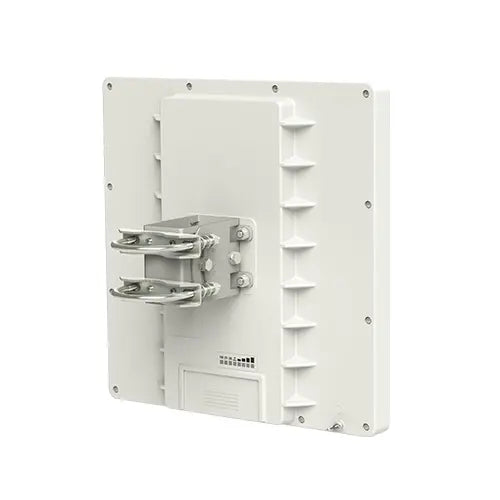QRT 5 con antena integrada 24 dBi 5 GHz, Gigabit y RouterOS L4. Diseñado para enlaces inalámbricos de largo alcance en exterior.